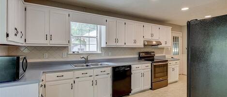 Refrigerador, microondas, horno, placa de cocina