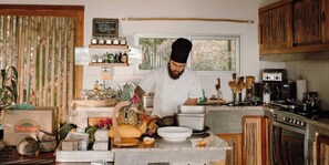 Een koelkast, een magnetron, een oven, een kookplaat