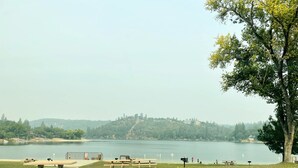 A lakeside park with picnic tables, benches, and a grassy area. - Ray of Moon-Spacious getaway in PML near Yosemite + Kayaks + backup power (Groveland)