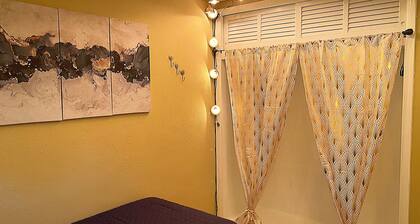 Lovely 2 Bedroom Condo With *Free Parking and WiFi*