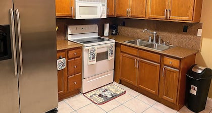 Lovely 2 Bedroom Condo With *Free Parking and WiFi*