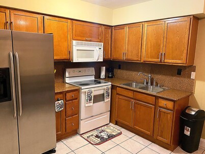 Lovely 2 Bedroom Condo With *Free Parking and WiFi* 