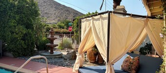 Villa F - a stand alone 1bed/1bath with kitchen steps from downtown Palm Springs