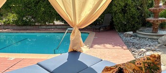 Villa F - a stand alone 1bed/1bath with kitchen steps from downtown Palm Springs