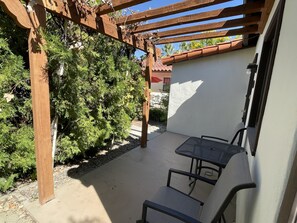 Outdoor dining - Villa D - 1 bedroom with kitchen in the beautiful downtown Palm Springs! (Palm Springs)