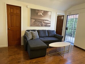 Smart TV, fireplace, books - Villa D - 1 bedroom with kitchen in the beautiful downtown Palm Springs! (Palm Springs)