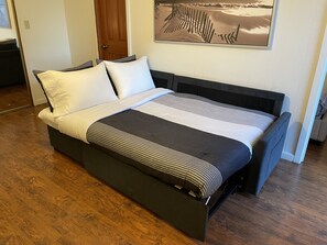 1 bedroom, iron/ironing board, free WiFi, bed sheets - Villa D - 1 bedroom with kitchen in the beautiful downtown Palm Springs! (Palm Springs)