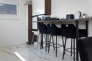 Jääkaappi, uuni, liesi, astianpesukone