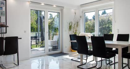 Luxusvilla Neubau mit Garten, Terrasse, Klimaanlage und WLAN