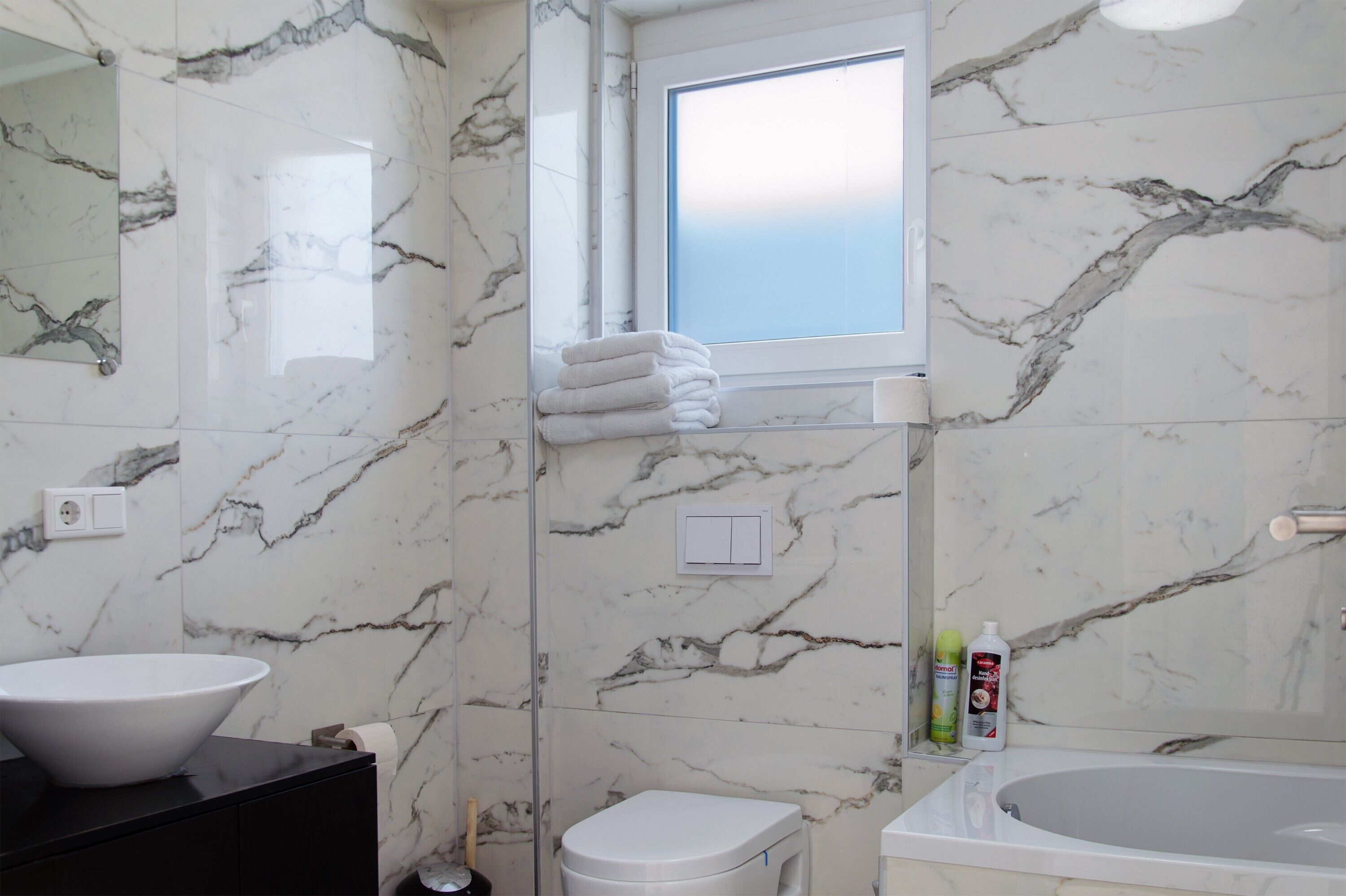 Kylpyamme, hiustenkuivaaja, pyyhkeet