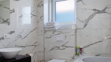 Kylpyamme, hiustenkuivaaja, pyyhkeet