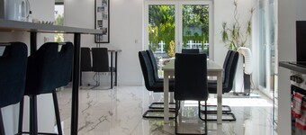 Luxury holiday Home with Garden, Terrace, A/C & Wi-Fi