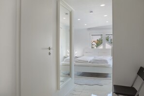 5 bedrooms, iron/ironing board, free WiFi, bed sheets