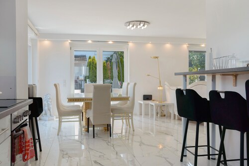 Luxusvilla Neubau mit Garten, Terrasse, Klimaanlage und WLAN