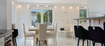 Luxury holiday Home with Garden, Terrace, A/C & Wi-Fi