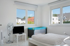 5 bedrooms, iron/ironing board, free WiFi, bed sheets