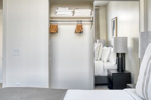 2 عدّة غرف نوم ومكواة/لوح كي وواي فاي وملاءات أسرّة