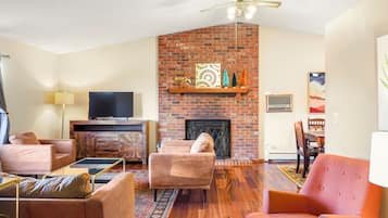 Smart TV, chimenea, videojuegos y tenis de mesa