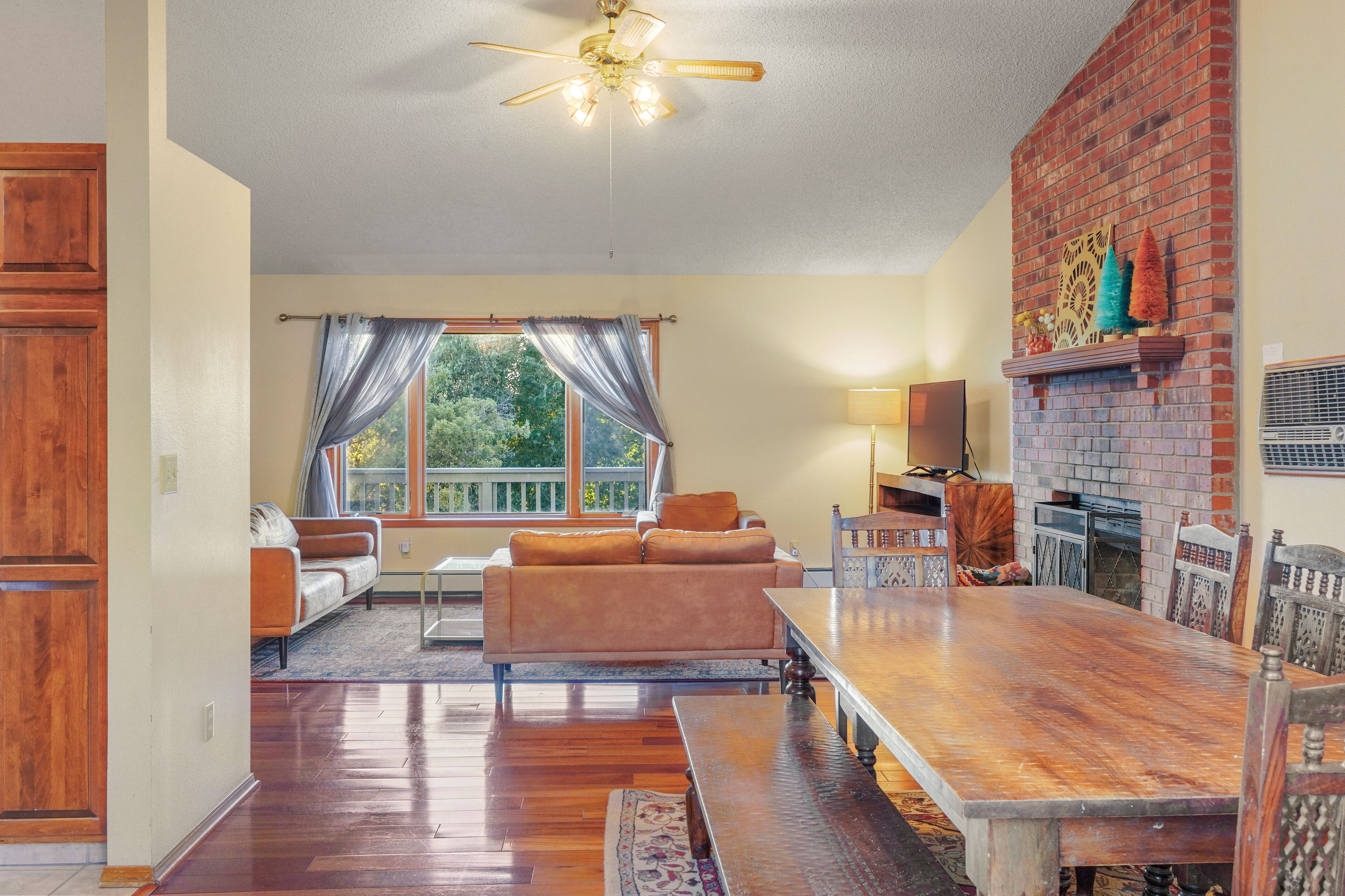 Smart TV, fireplace, video games, ping pong