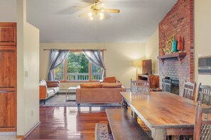 TV connectée, cheminée, jeux vidéo, table de tennis de table