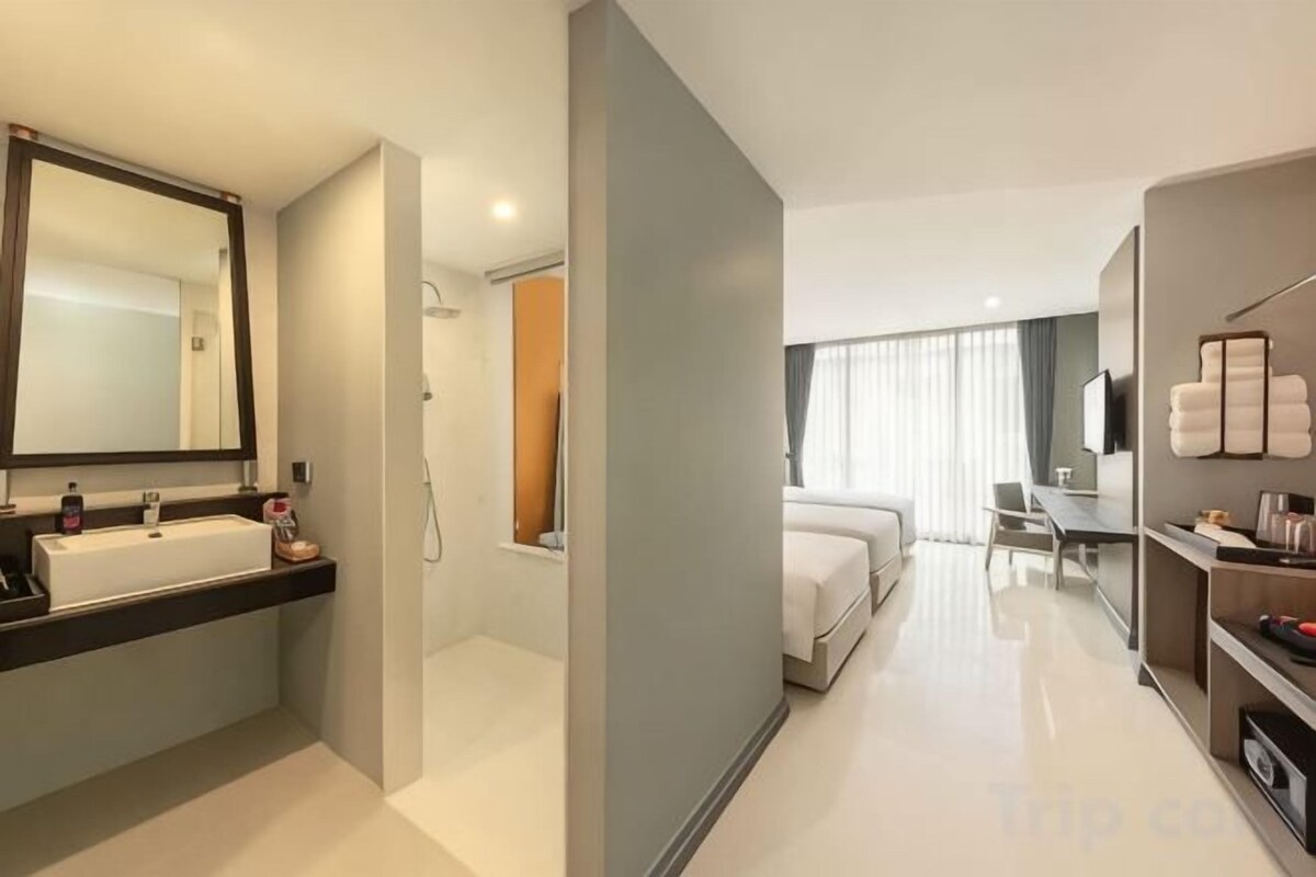 Hypo-allergenic bedding available, minibar, desk, laptop workspace