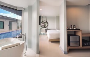 Deluxe Pool Access with Bathtub | Ropa de cama hipoalergénica, minibar y escritorio 