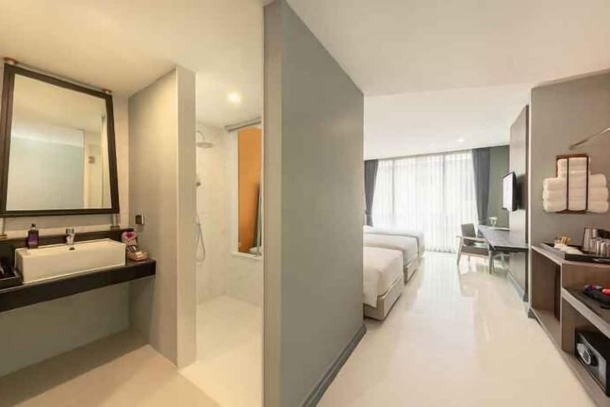 Hypo-allergenic bedding, minibar, desk, free WiFi