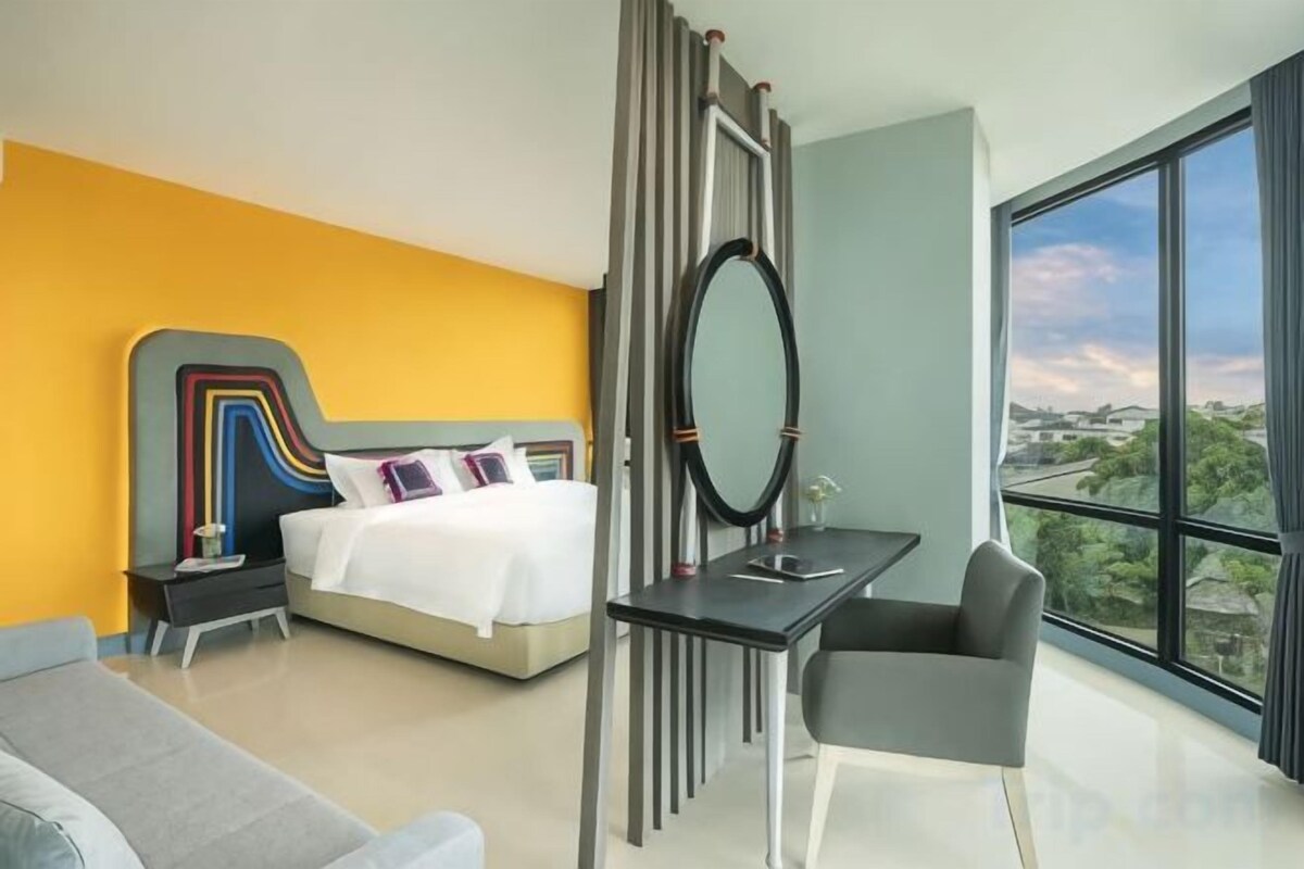 Hypo-allergenic bedding available, minibar, desk, laptop workspace
