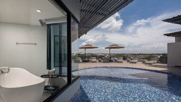 A modern bathroom with a freestanding bathtub and a glass-enclosed shower. - Hotel Selene Chiang Rai (Chiang Rai)