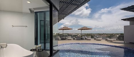Deluxe Pool Access with Bathtub | Baño | Regadera, regadera con hidromasaje, secadora de cabello, batas