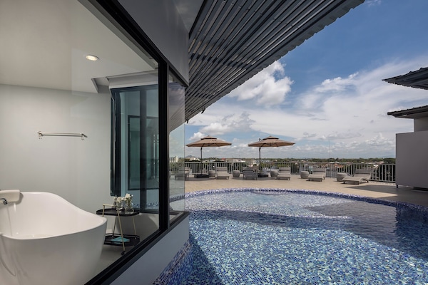 Deluxe Pool Access with Bathtub | Baño | Regadera, regadera con hidromasaje, secadora de cabello, batas