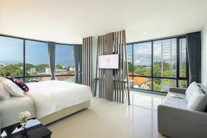Ropa de cama hipoalergénica, minibar y escritorio 
