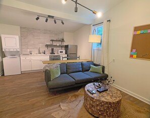 Smart TV, books - Centrally Located Urban Cabin 1Bedroom KING bed (Weatherford)