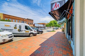 Property grounds - Walkable Townhome: 'M on Main' in Wytheville (Wytheville)