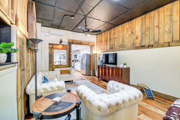TV, books, stereo - Walkable Townhome: 'M on Main' in Wytheville (Wytheville)