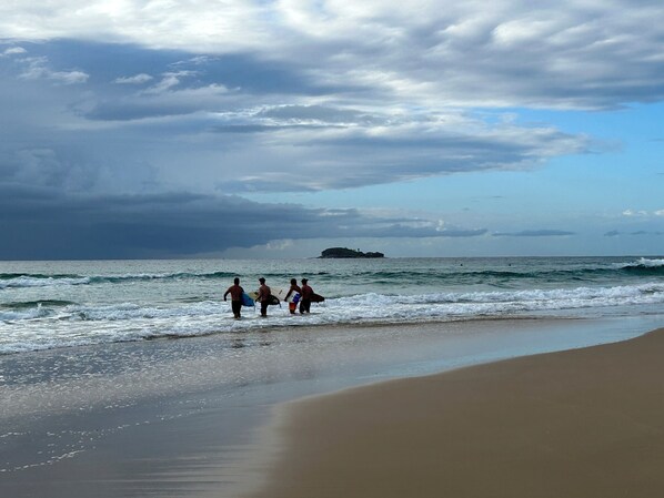Beach nearby, sun-loungers, beach towels
