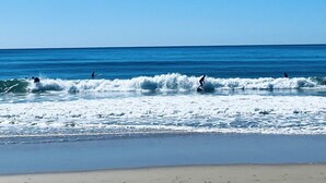 Una playa con olas y surfistas.