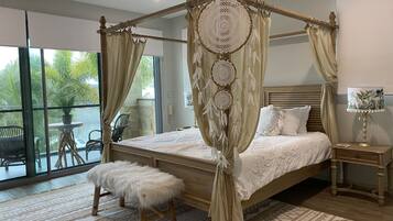 5 bedrooms, desk, iron/ironing board, travel crib