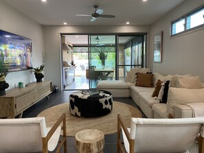 Smart TV, video games, Netflix, DVD player - The Palm - Beachside Home with Heated Pool, Cinema & Games Room (Mudjimba)