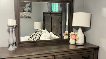 2 bedrooms, iron/ironing board, WiFi, bed sheets