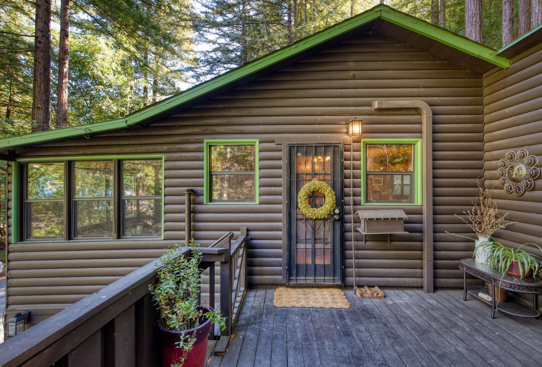 White Rock Lodge-Iconic 1920s cabin, 2 bdr, close to dntwn