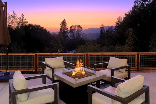 Hot Tub, Fire Pit, Privacy, Game Room, and Amazing Mountain Sunset Views!