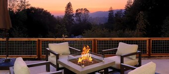 Hot Tub, Fire Pit, Privacy, Game Room, and Amazing Mountain Sunset Views!