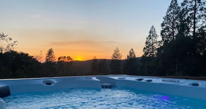 Hot Tub, Fire Pit, Privacy, Game Room, and Amazing Mountain Sunset Views!