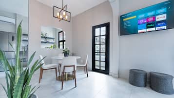Suite Luxe, 2 chambres | Salle Ă manger