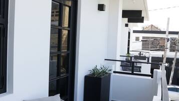 Three-Bedroom Residence with Kitchen, Balcony and Living Room | Vue depuis le balcon