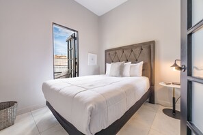 Two-Bedroom Residence with Kitchen, Balcony and Living Room | Egyptiska bomullslakan och sängtillbehör av högsta kvalitet