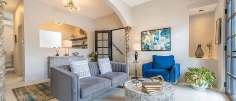 Suíte superluxo, 3 quartos | Área de estar | TV de tela plana 42 polegadas com canais digitais, TV, Netflix