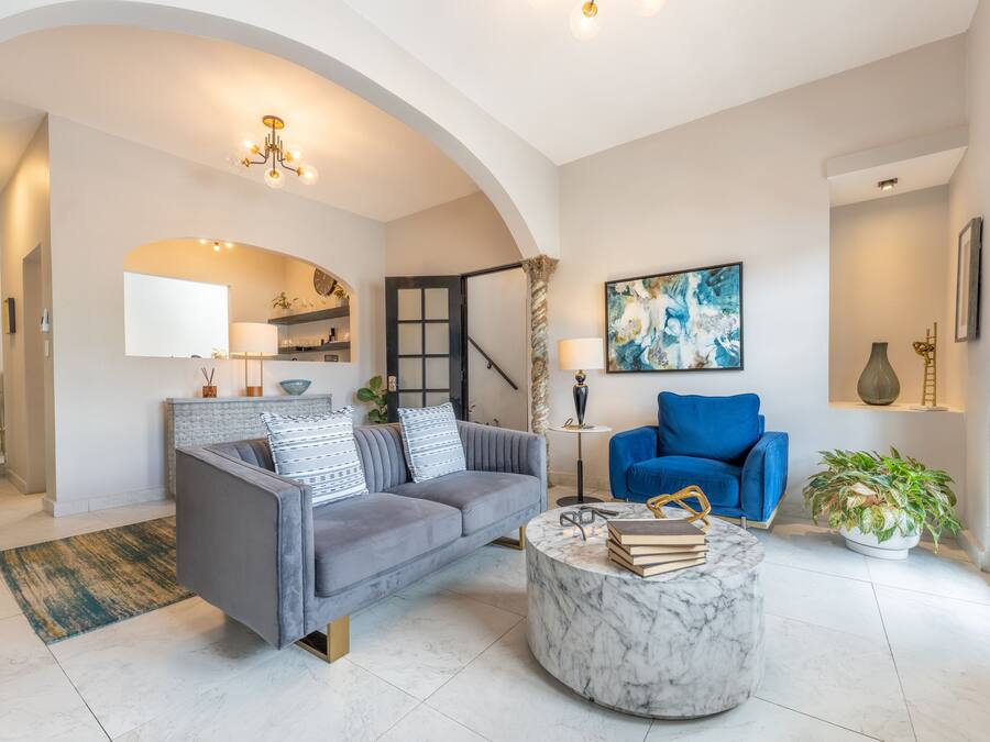 Three-Bedroom Residence with Kitchen, Balcony and Living Room | Área de sala de estar | Televisión de pantalla plana, Netflix, Hulu y servicios de streaming