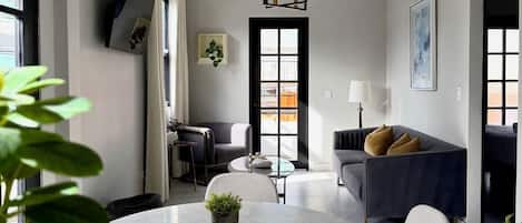 Two-Bedroom Residence with Kitchen, Balcony and Living Room | Área de sala de estar | Televisión de pantalla plana, Netflix, Hulu y servicios de streaming